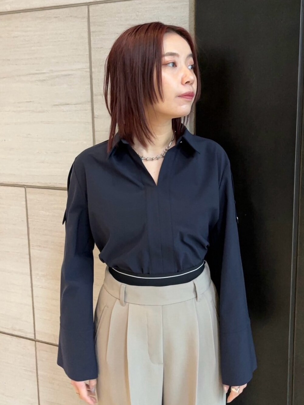 ベージュ系のその他パンツ、ブルー系のシャツ/ブラウスを着用したレディースの春コーディネートの4枚目の写真