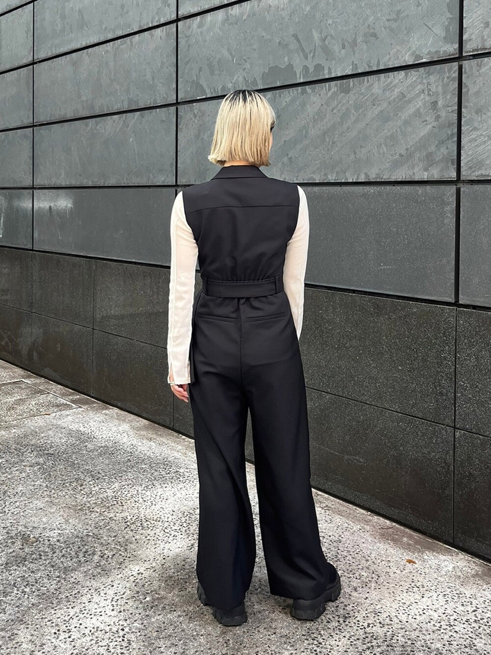 ブラック系のつなぎ/オールインワン、ホワイト系のTシャツ/カットソーを着用したレディースの秋コーディネートの3枚目の写真