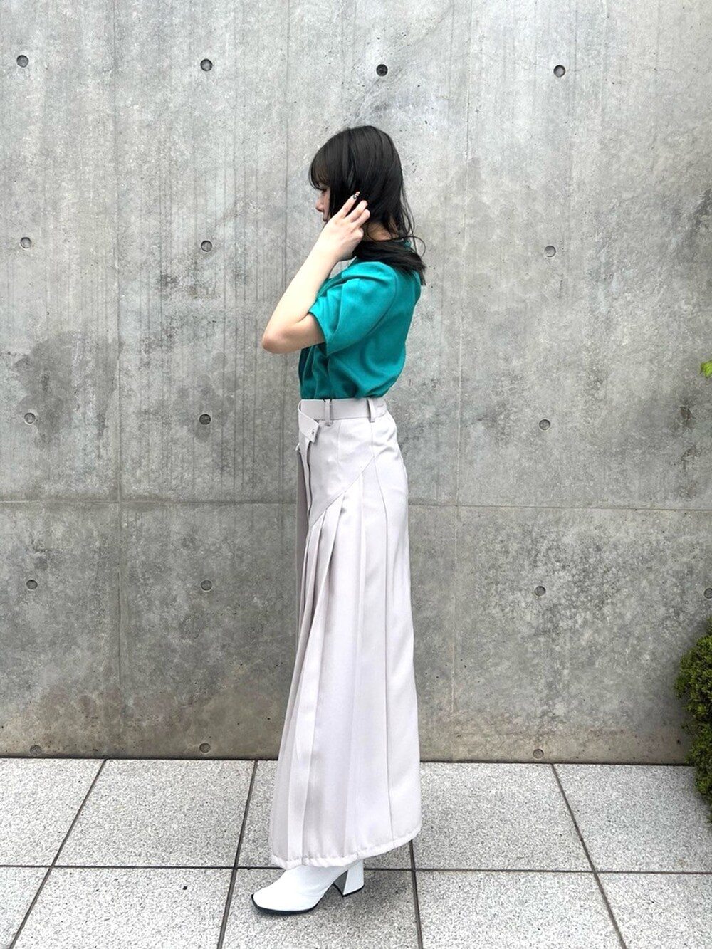 グリーン系のシャツ/ブラウス、ベージュ系のスカートを着用したレディースの春コーディネートの2枚目の写真