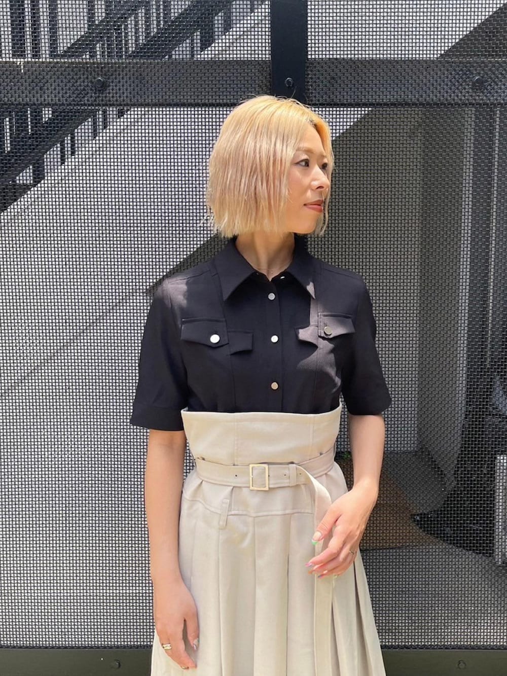 ブラック系のワンピースを着用したレディースの夏コーディネートの4枚目の写真