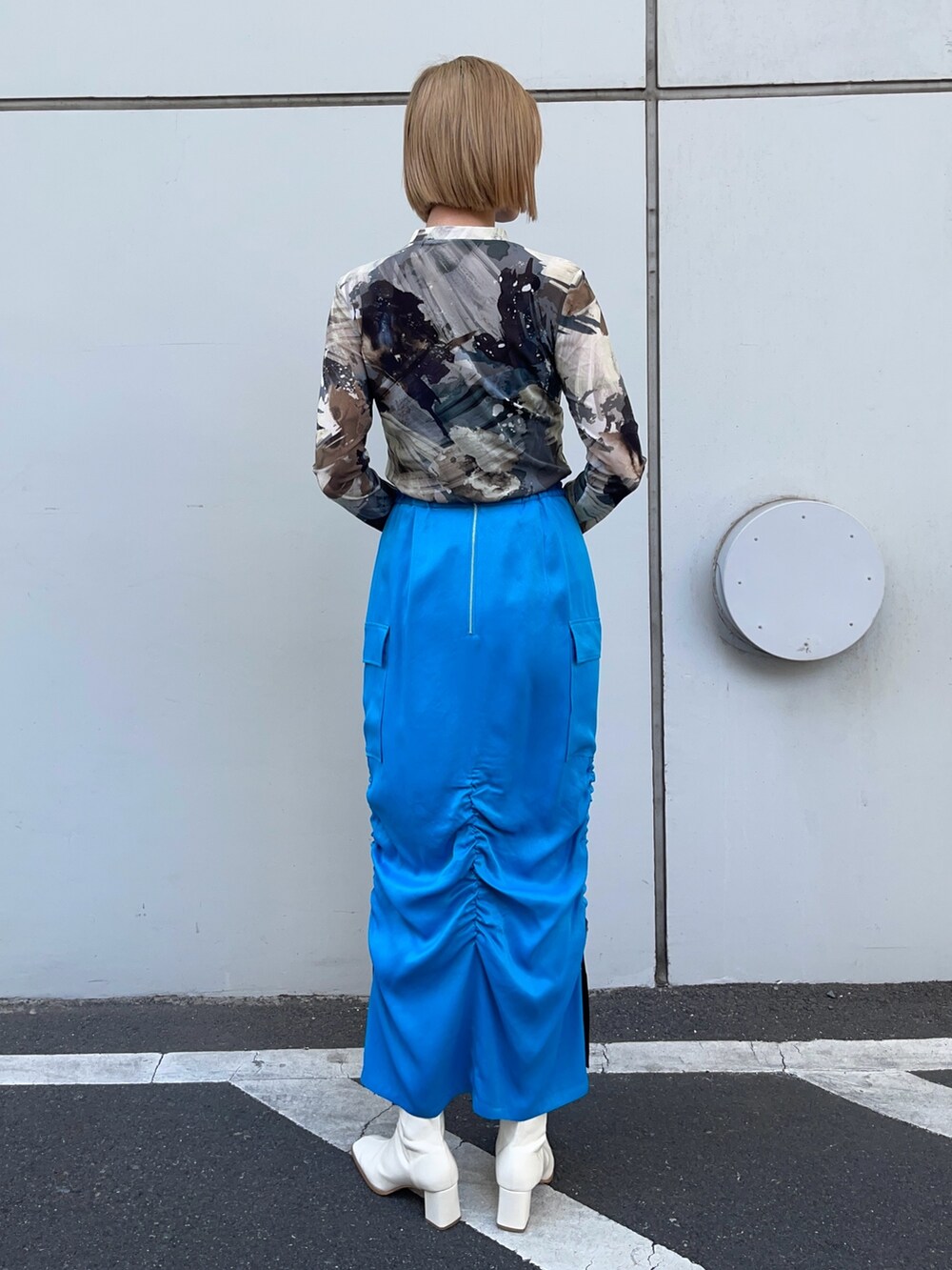 グレー系のTシャツ/カットソー、ブルー系のスカートを着用したレディースの春コーディネートの3枚目の写真