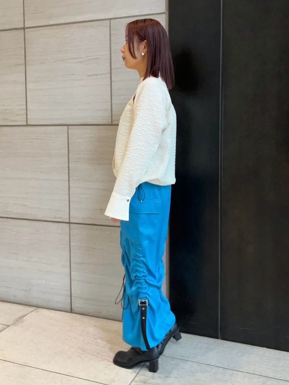 ブルー系のスカート、ホワイト系のシャツ/ブラウスを着用したレディースの春コーディネートの2枚目の写真