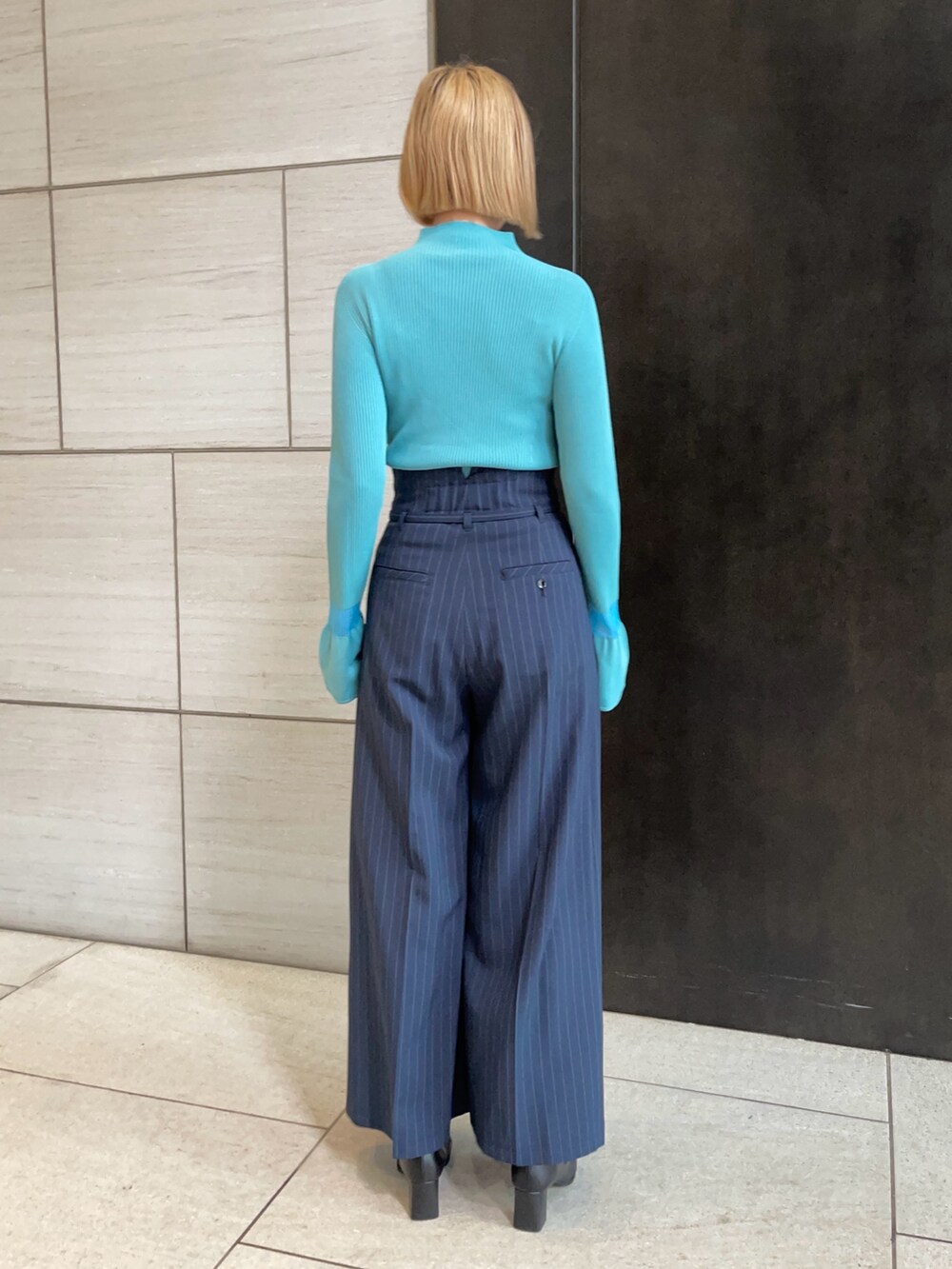 その他のスラックス、ブルー系のニット/セーターを着用したレディースの春コーディネートの3枚目の写真