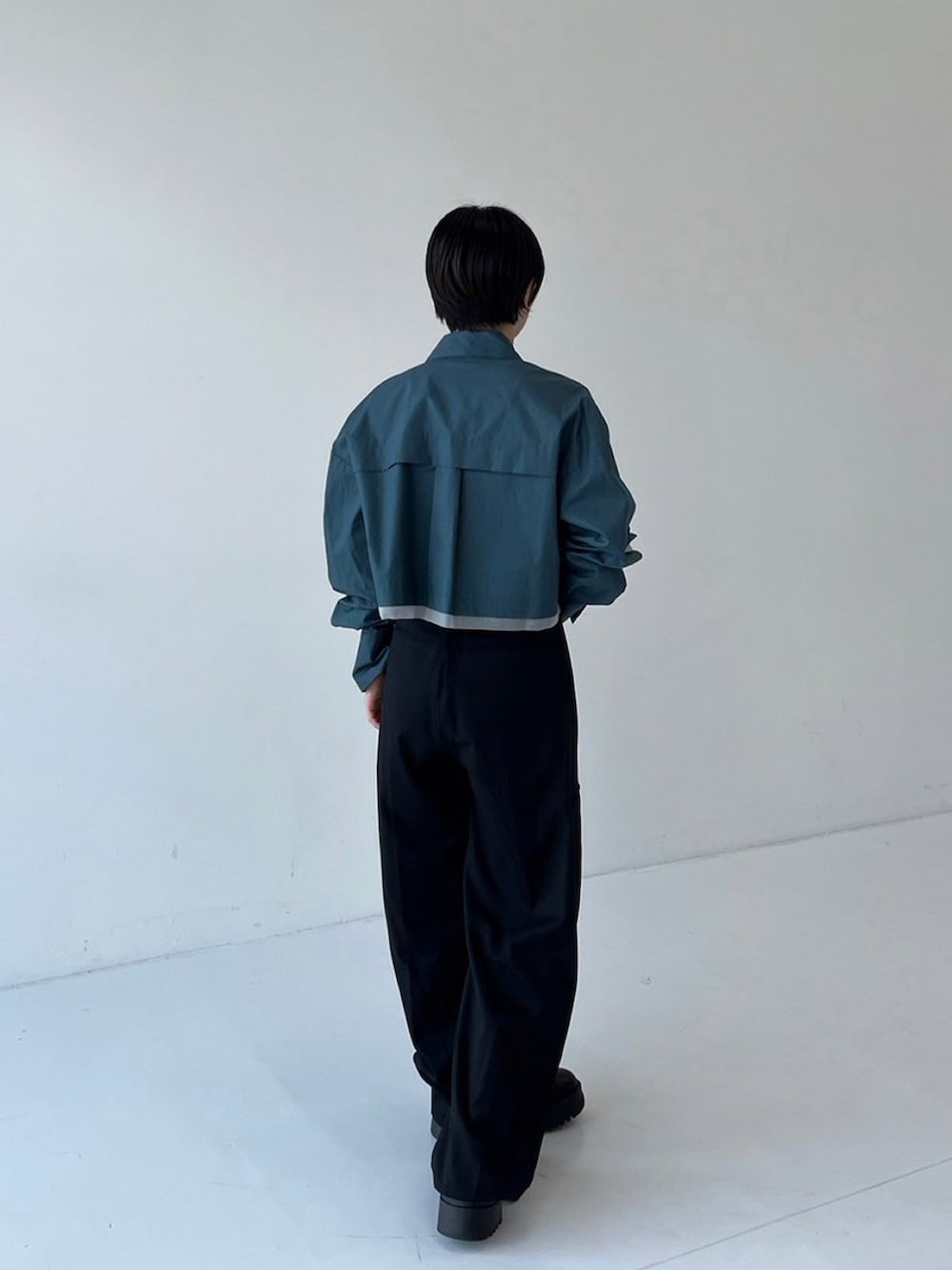 ブラック系のその他パンツ、グリーン系のシャツ/ブラウスを着用したレディースの秋コーディネートの3枚目の写真