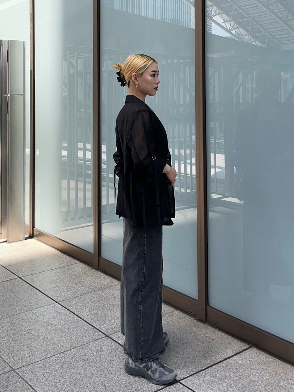 ブラック系のテーラードジャケット、ブラック系のデニムスカートを着用したレディースの夏コーディネートの2枚目の写真