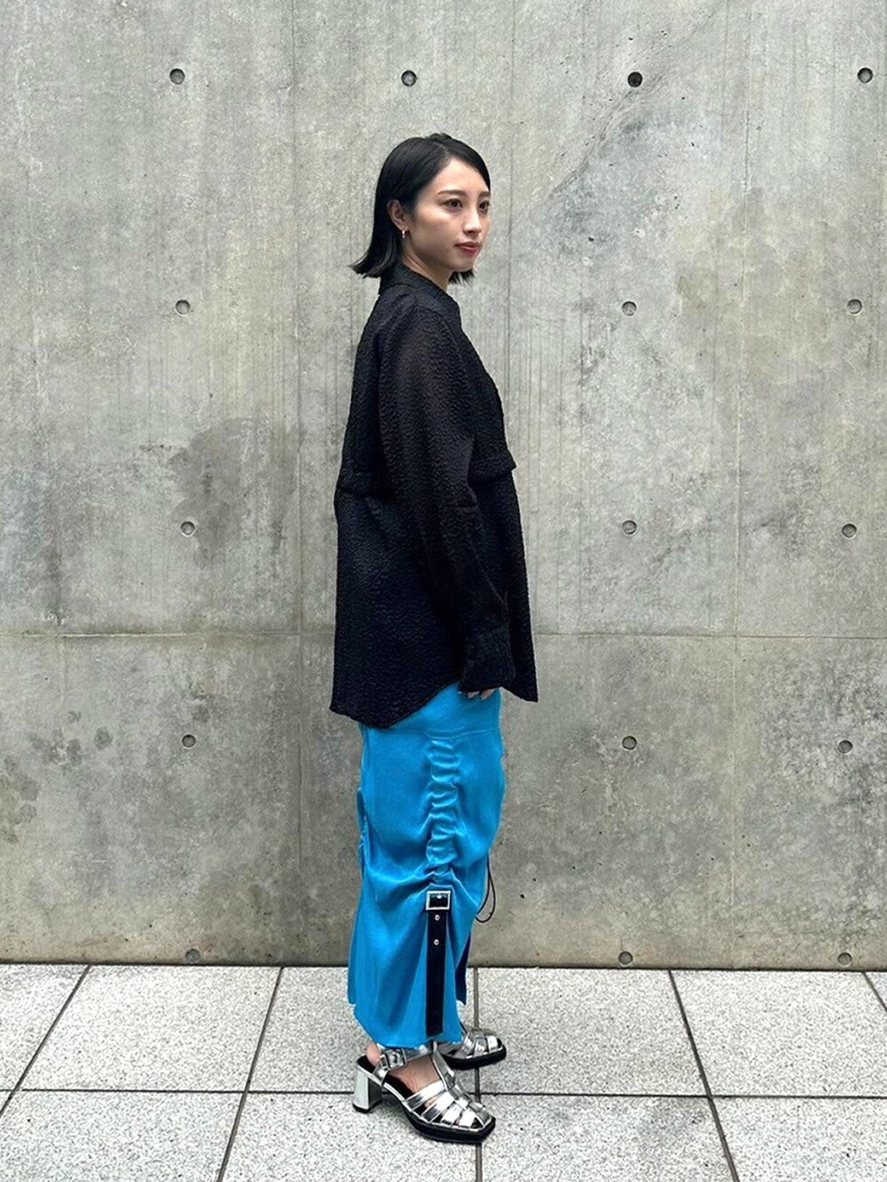 ブラック系のシャツ/ブラウスを着用したレディースの春コーディネートの4枚目の写真