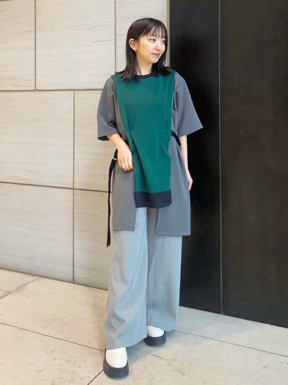 グリーン系のTシャツ/カットソー、グレー系のその他パンツを着用したレディースの春コーディネートの2枚目の写真