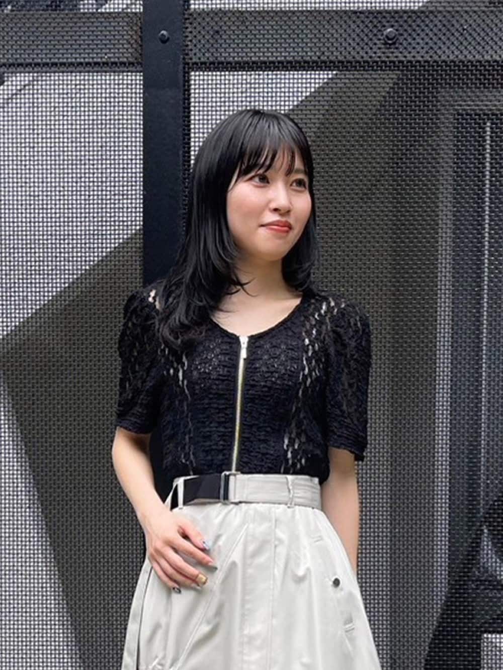 ブラック系のTシャツ/カットソー、ベージュ系のスカートを着用したレディースの春コーディネートの5枚目の写真