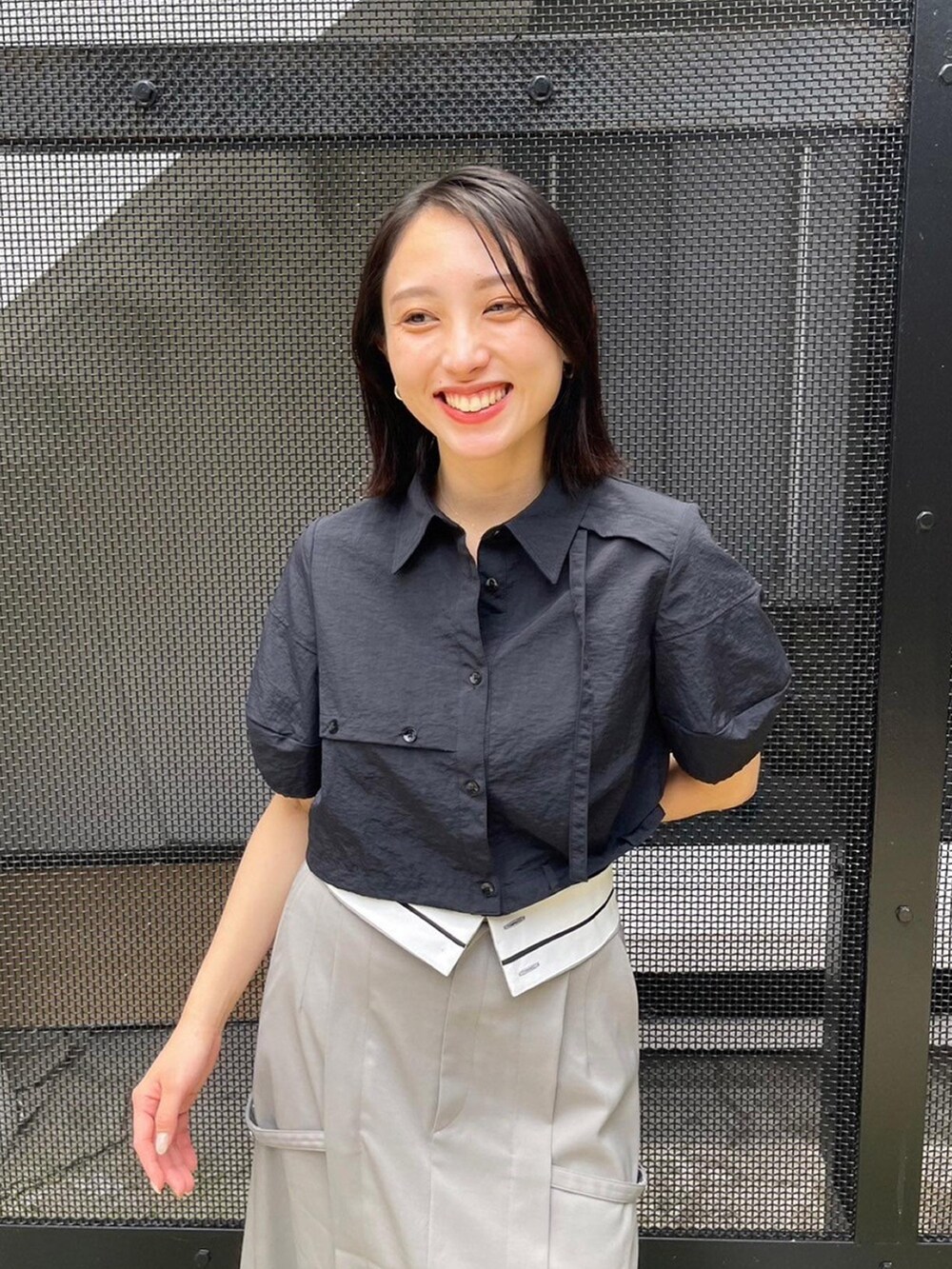 ブラック系のシャツ/ブラウスを着用したレディースの春コーディネートの5枚目の写真