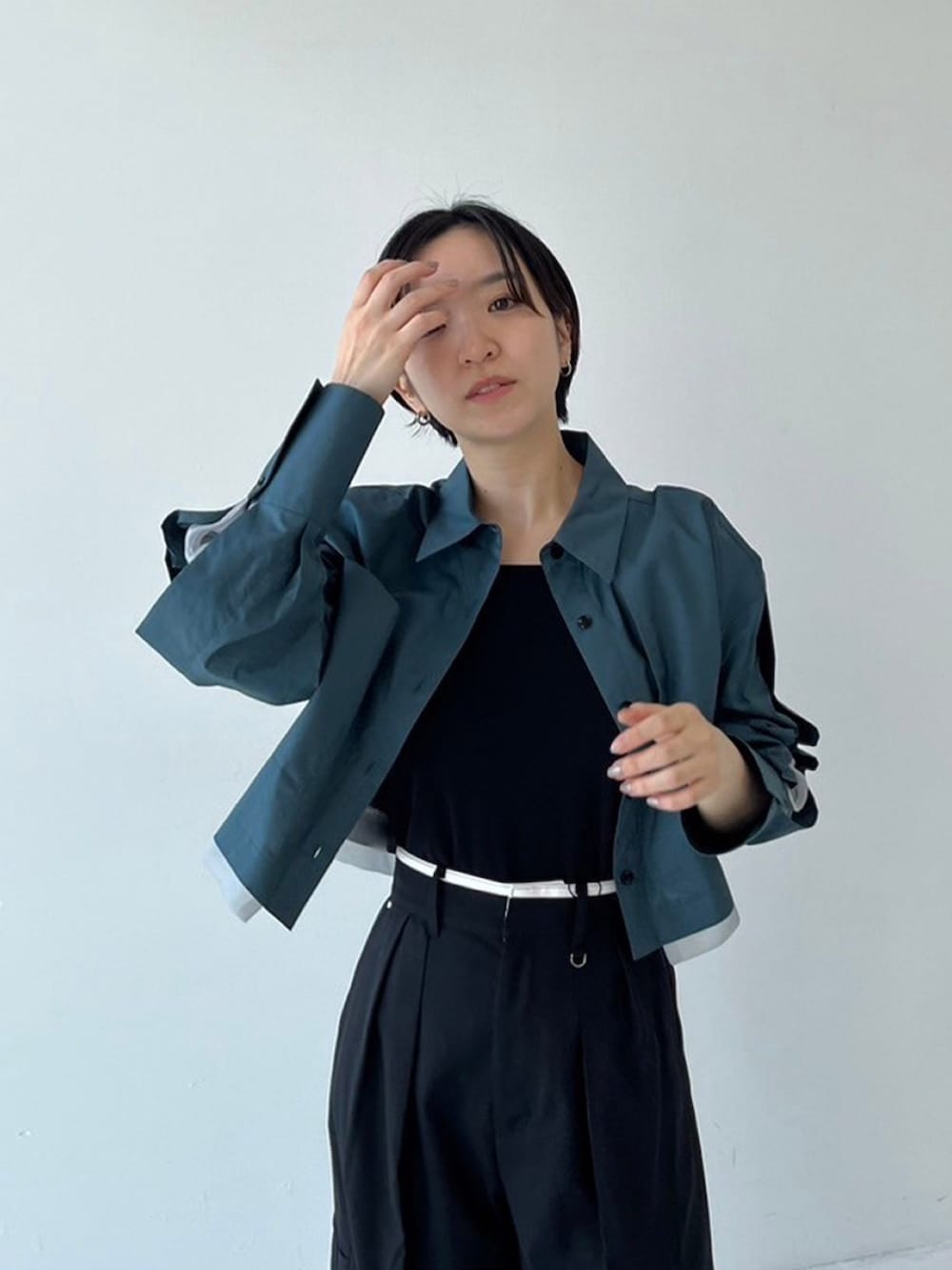 ブラック系のその他パンツ、グリーン系のシャツ/ブラウスを着用したレディースの秋コーディネートの4枚目の写真