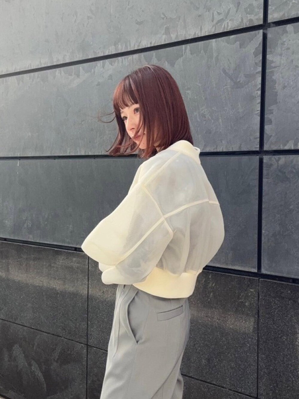 ベージュ系のブルゾンを着用したレディースの春コーディネートの2枚目の写真