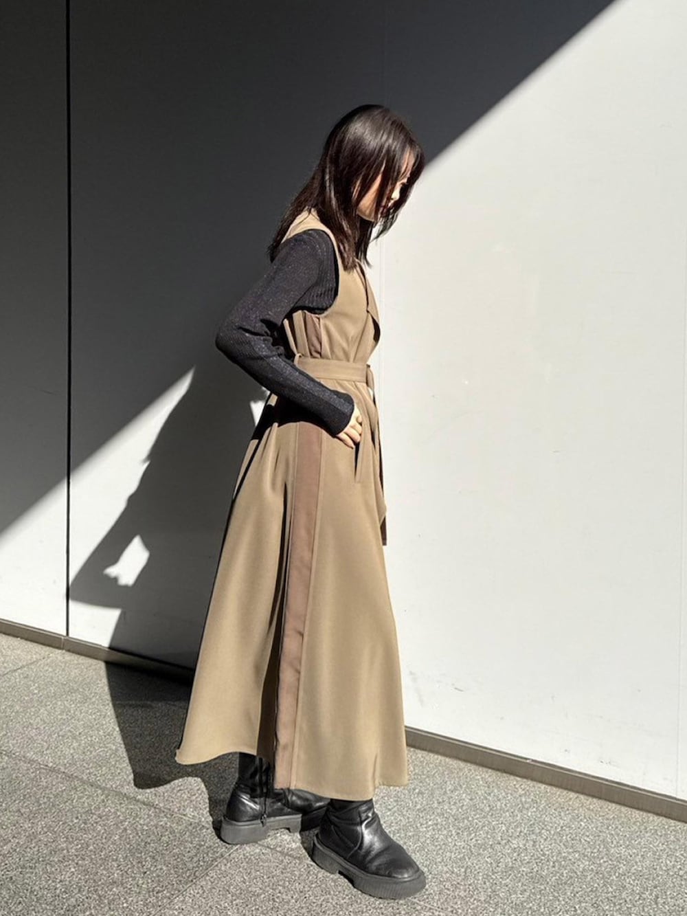 「UNITED TOKYOのシャドウラメリブニット（ニット/セーター、ブラック系）」を使った、UNITED TOKYO STAFFさん（レディース・163cm）の秋コーディネートの2枚目の写真