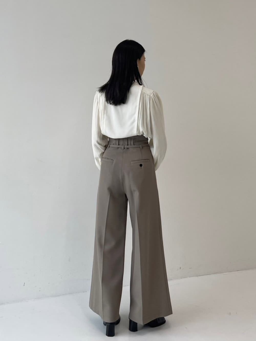 ホワイト系のシャツ/ブラウス、ホワイト系のその他パンツを着用したレディースの秋コーディネートの3枚目の写真