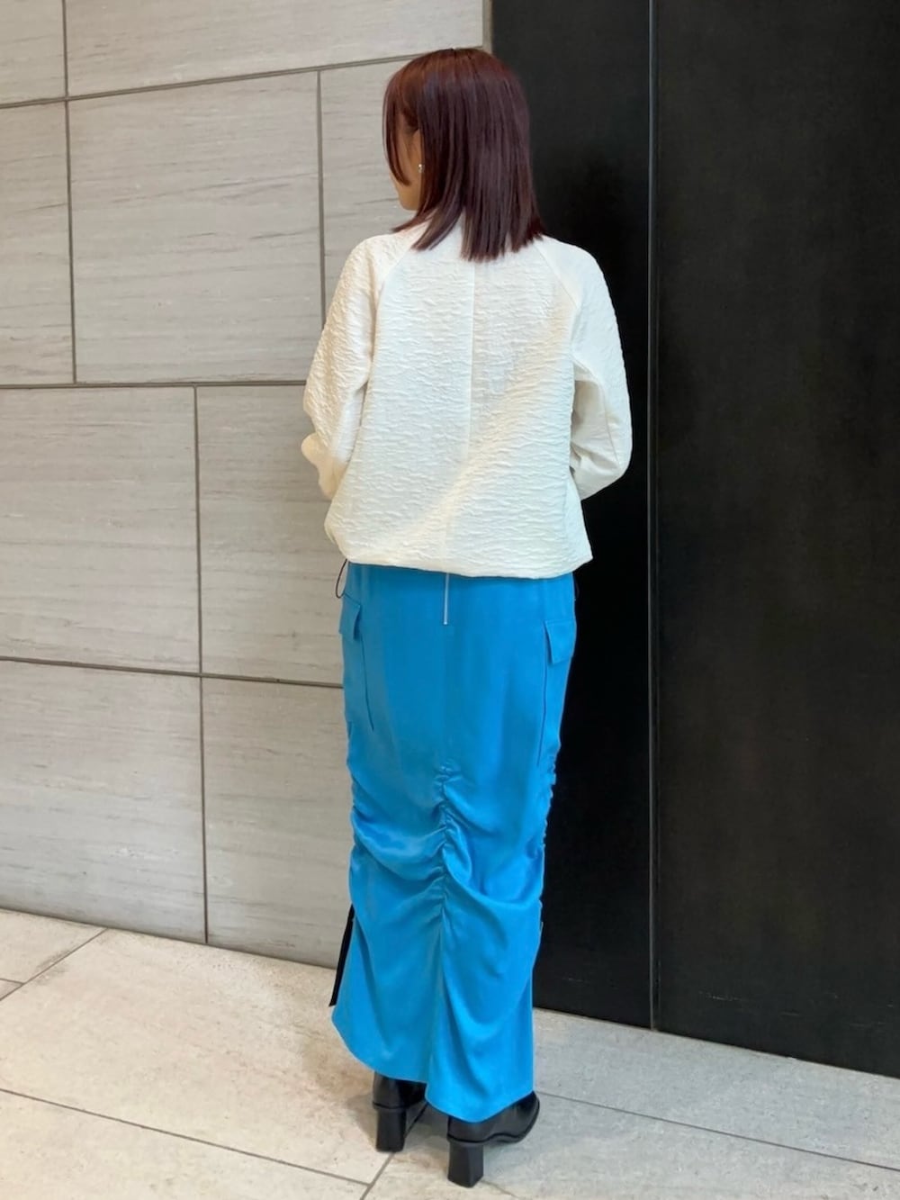 ブルー系のスカート、ホワイト系のシャツ/ブラウスを着用したレディースの春コーディネートの3枚目の写真