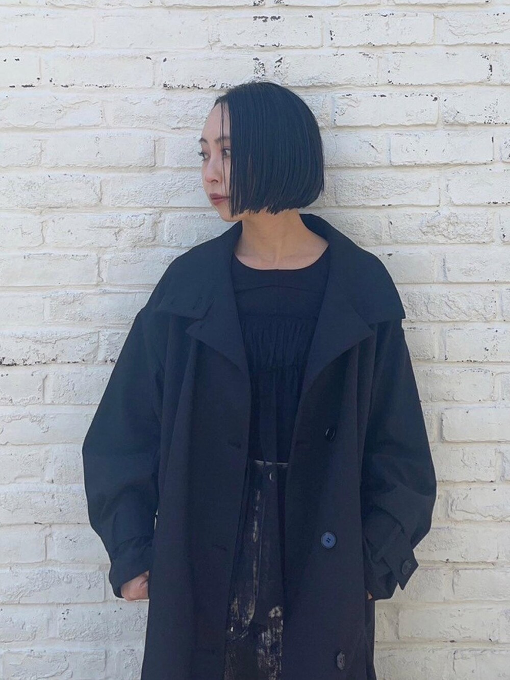 「UNITED TOKYOのスタンドカラーロングコート（トレンチコート、ブラック系）」を使った、UNITED TOKYO STAFFさん（レディース・157cm）の春コーディネートの5枚目の写真