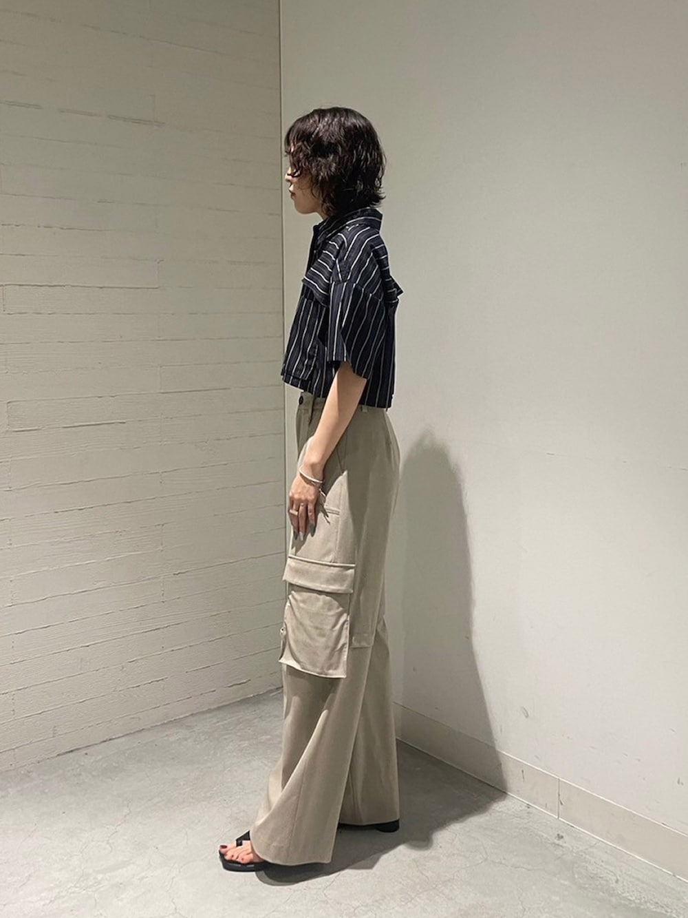「休日スタイル、きれいめカジュアル、カーゴパンツ、ショートシャツ」｜「UNITED TOKYOのシアーレイヤーハーフシャツ（シャツ/ブラウス、ブルー系）」を使った、UNITED TOKYO STAFFさん（レディース・163cm）の夏コーディネートの2枚目の写真