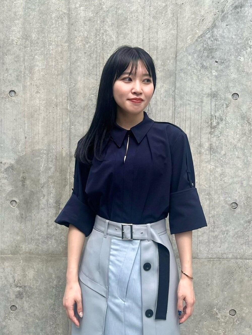 ブルー系のシャツ/ブラウス、グレー系のスカートを着用したレディースの春コーディネートの5枚目の写真