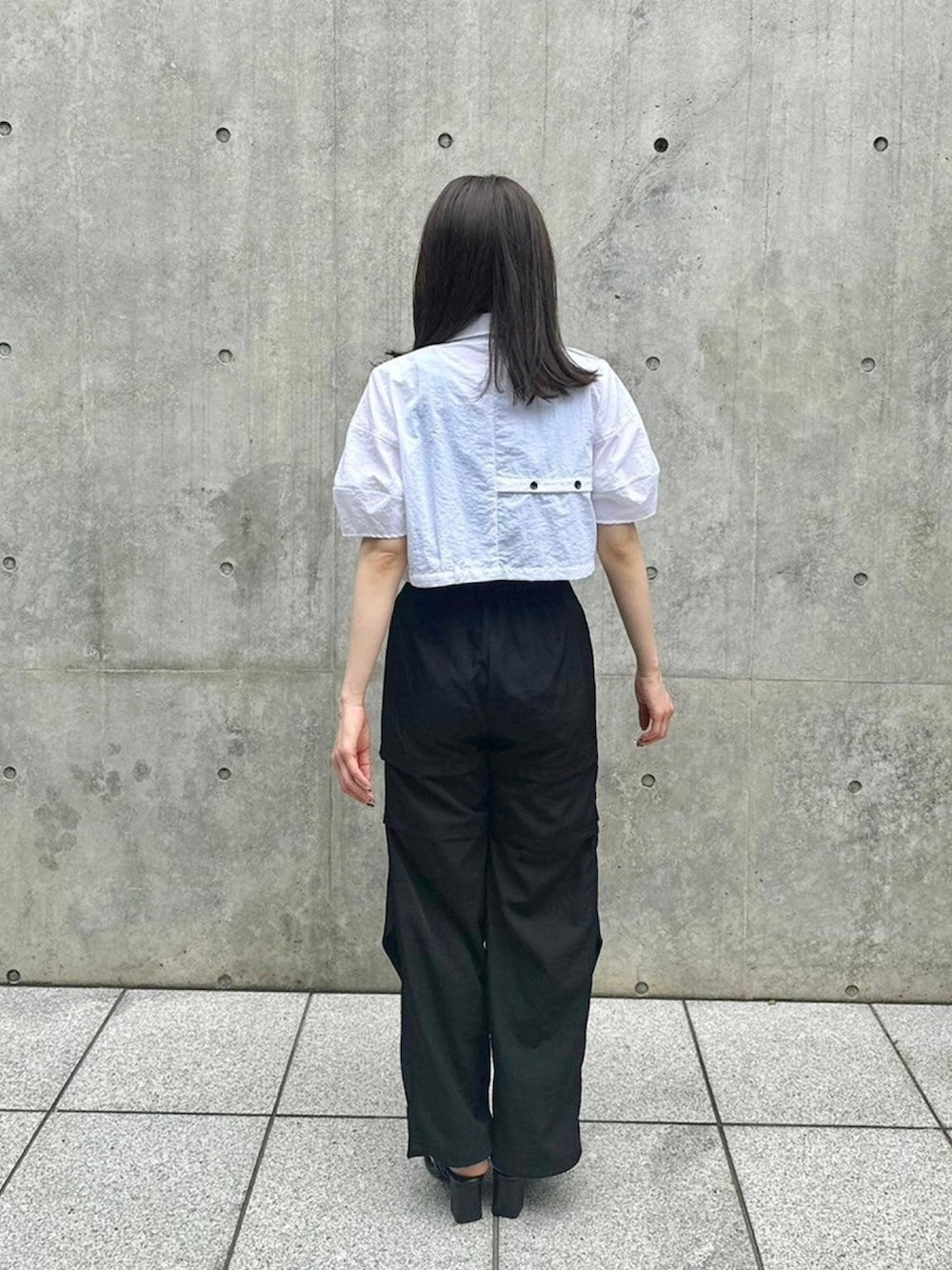 ホワイト系のシャツ/ブラウス、ブルー系のタンクトップ、ブラック系のカーゴパンツを着用したレディースの春コーディネートの3枚目の写真