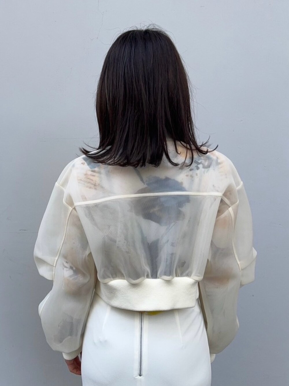 ベージュ系のブルゾンを着用したレディースの春コーディネートの7枚目の写真