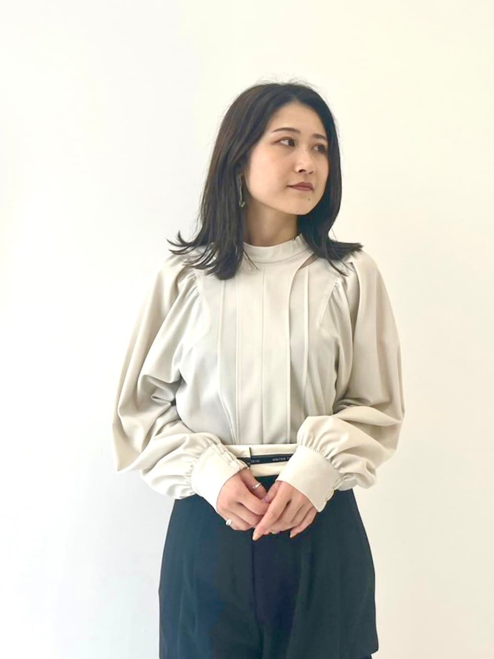 「UNITED TOKYOのフォルムシャーリングブラウス（シャツ/ブラウス、ベージュ系）」を使った、UNITED TOKYO STAFFさん（レディース・158cm）の秋コーディネートの4枚目の写真