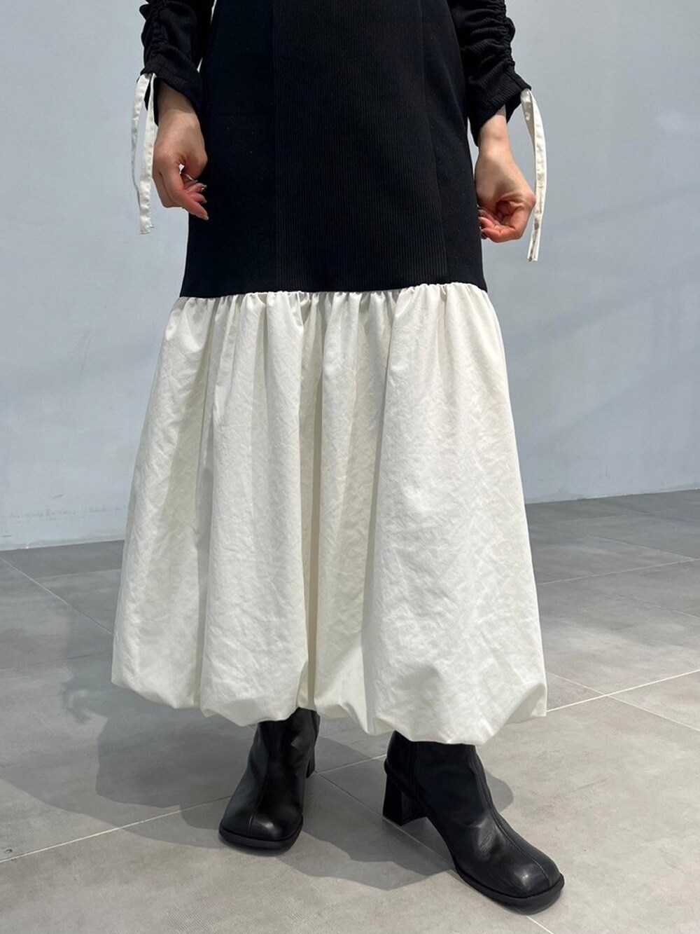 ブラック系のワンピースを着用したレディースの秋コーディネートの5枚目の写真