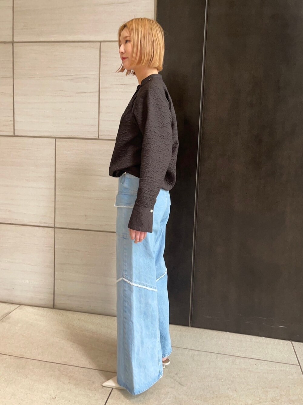 ブラック系のシャツ/ブラウスを着用したレディースの春コーディネートの2枚目の写真