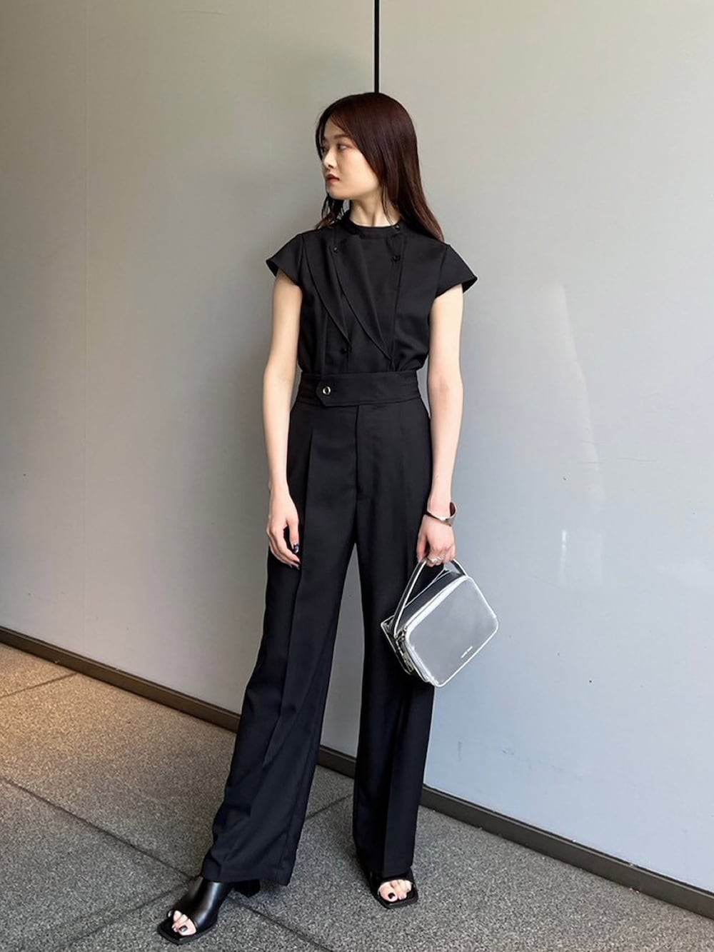 ブラック系のシャツ/ブラウス、ブラック系のスラックスを着用したレディースの夏コーディネートの2枚目の写真