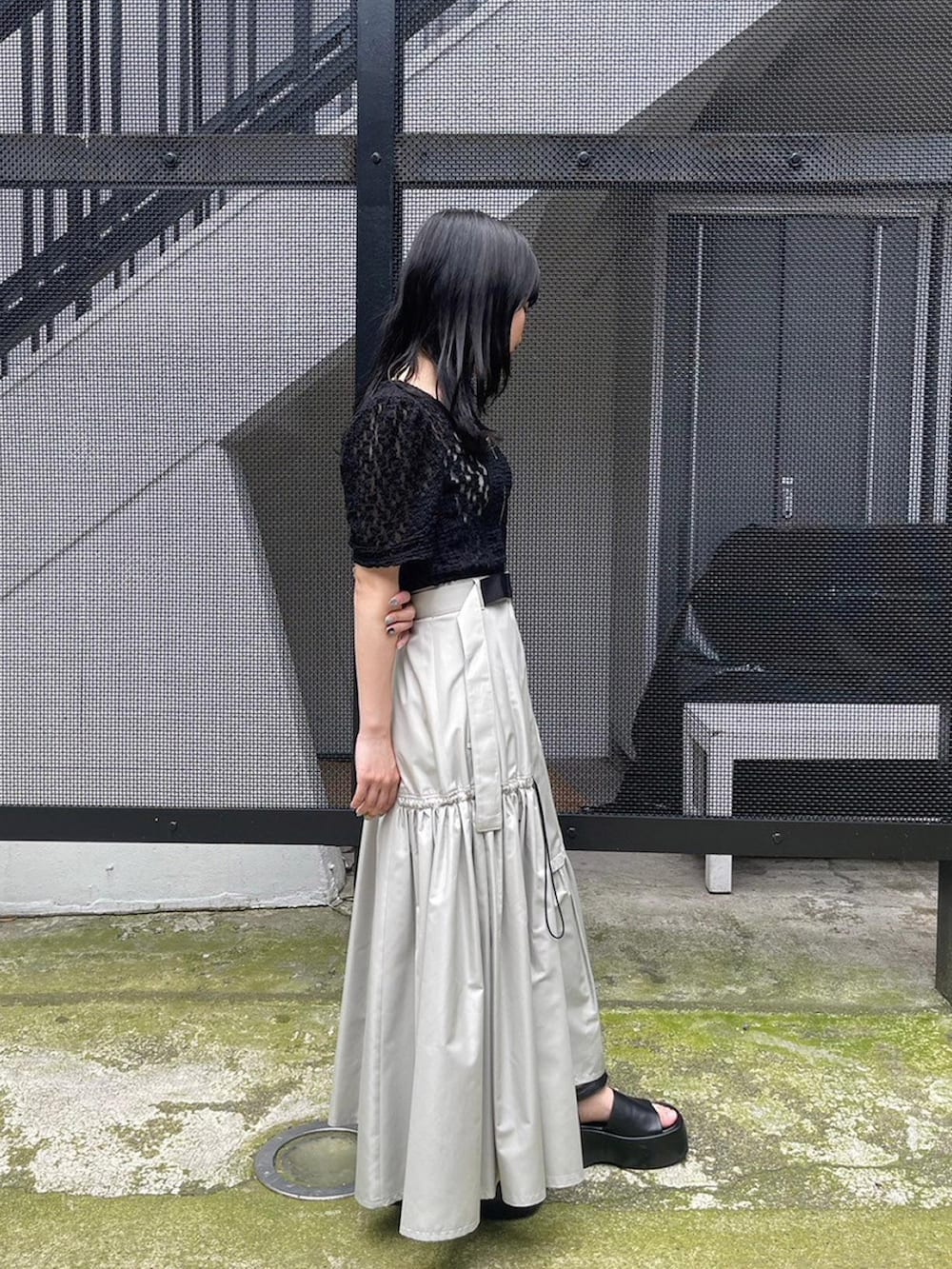 ブラック系のTシャツ/カットソー、ベージュ系のスカートを着用したレディースの春コーディネートの3枚目の写真