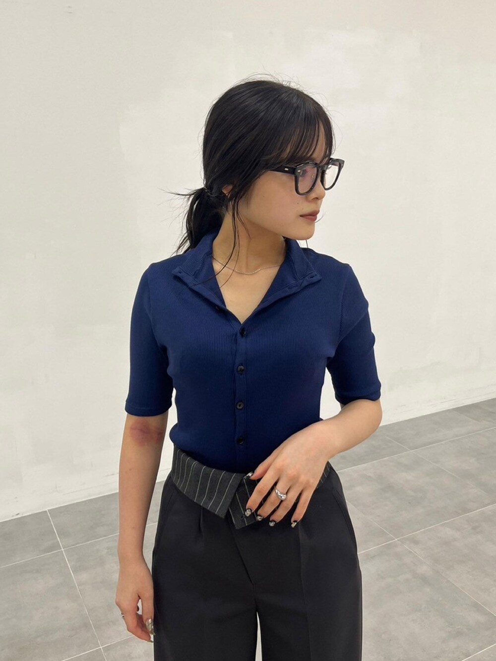 ブルー系のTシャツ/カットソー、グレー系のスラックスを着用したレディースの秋コーディネートの4枚目の写真