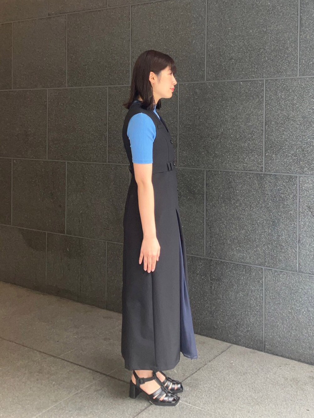 ブルー系のTシャツ/カットソー、ブラック系のワンピースを着用したレディースの夏コーディネートの2枚目の写真