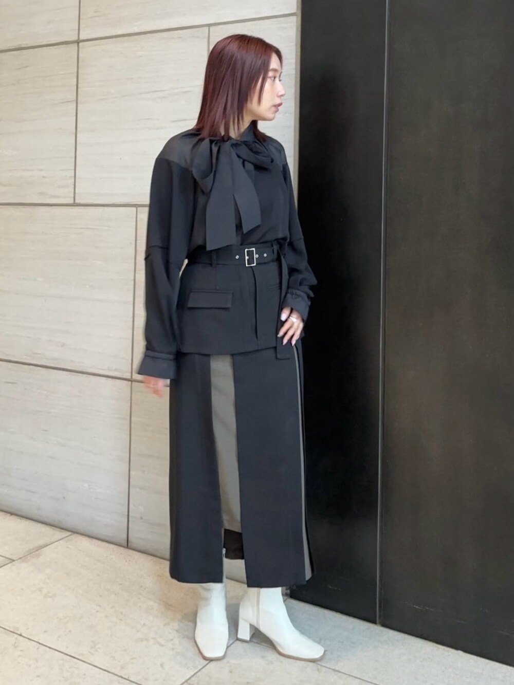 ブラック系のシャツ/ブラウス、ブラック系のスカートを着用したレディースの春コーディネートの3枚目の写真