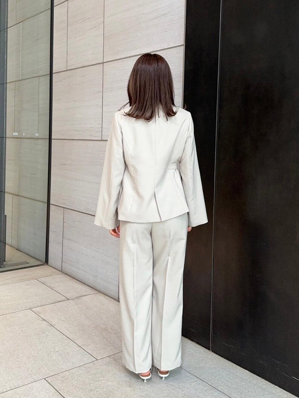 ベージュ系のセットアップ、ベージュ系のスラックスを着用したレディースの春コーディネートの3枚目の写真