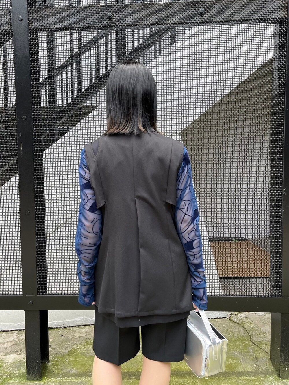 ブラック系のベスト、ブルー系のTシャツ/カットソー、ブラック系のその他パンツを着用したレディースの春コーディネートの6枚目の写真