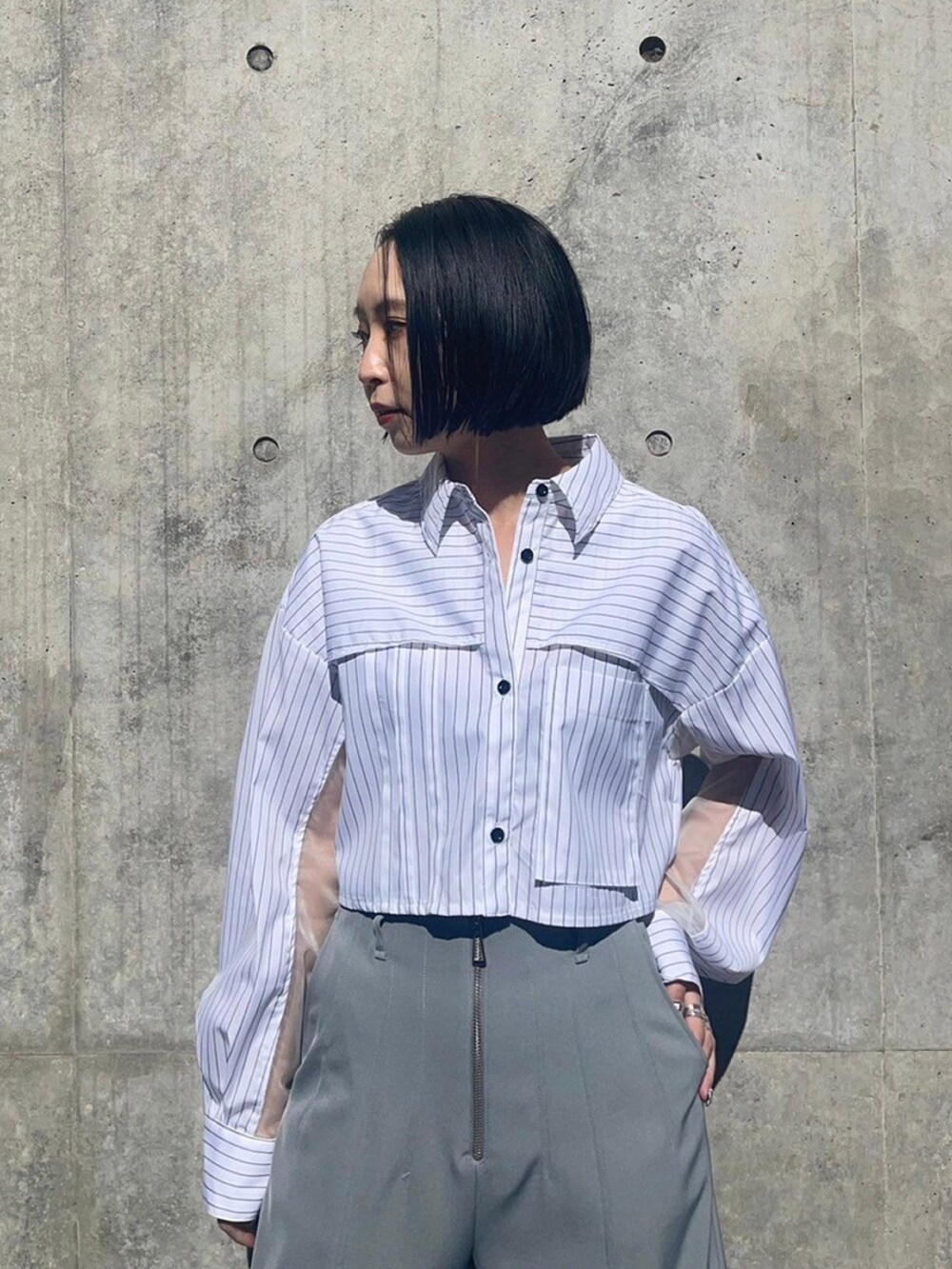 その他のシャツ/ブラウス、グレー系のその他パンツを着用したレディースの春コーディネートの5枚目の写真