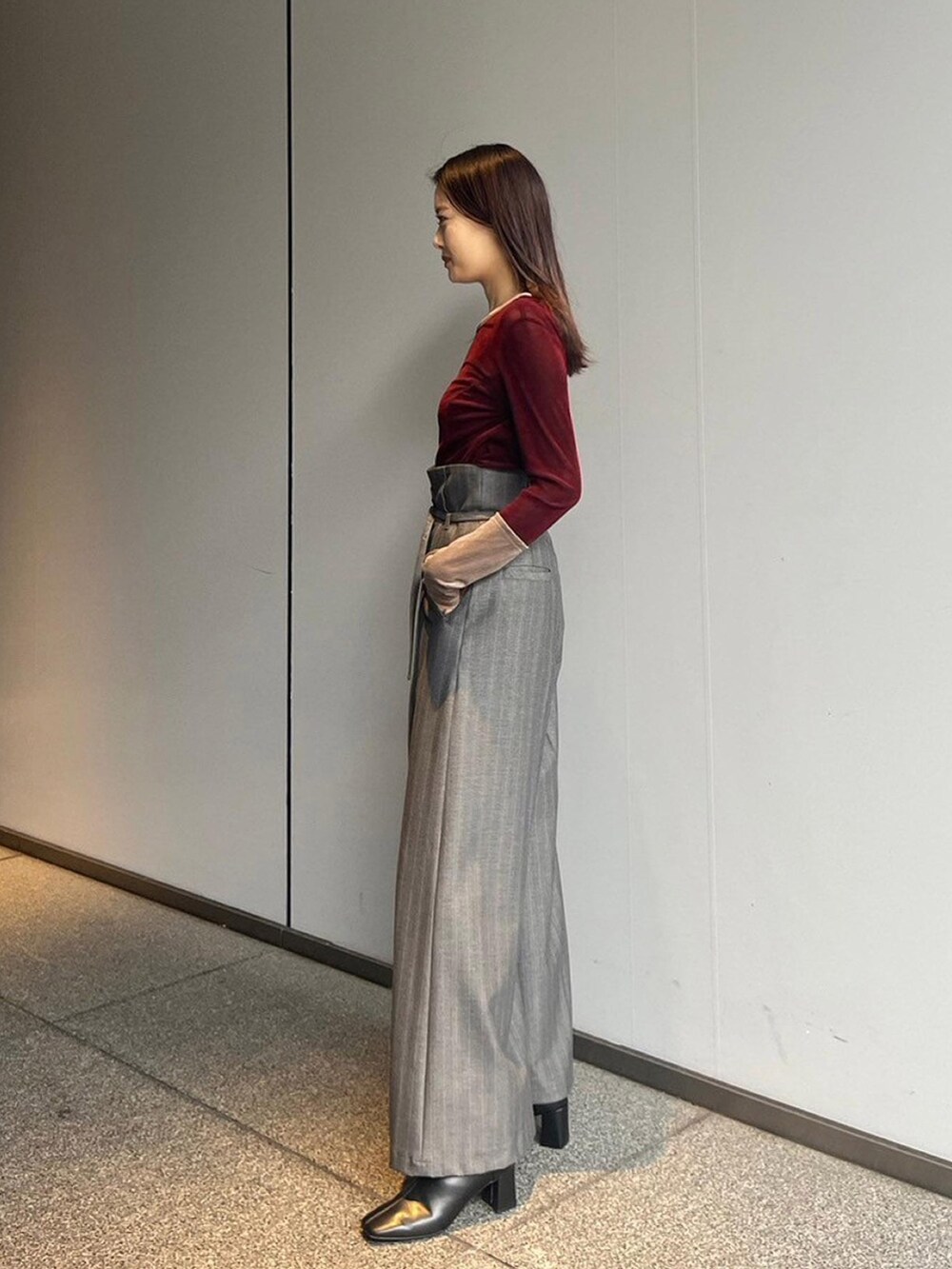 レッド系のTシャツ/カットソー、その他のその他パンツを着用したレディースの秋コーディネートの2枚目の写真