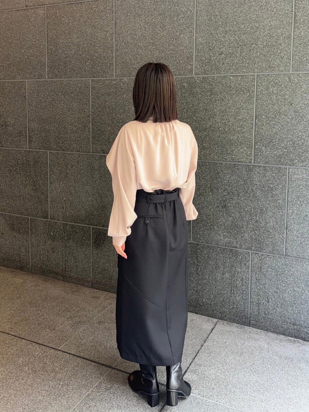 ピンク系のシャツ/ブラウス、ブラック系のスカートを着用したレディースの秋コーディネートの3枚目の写真