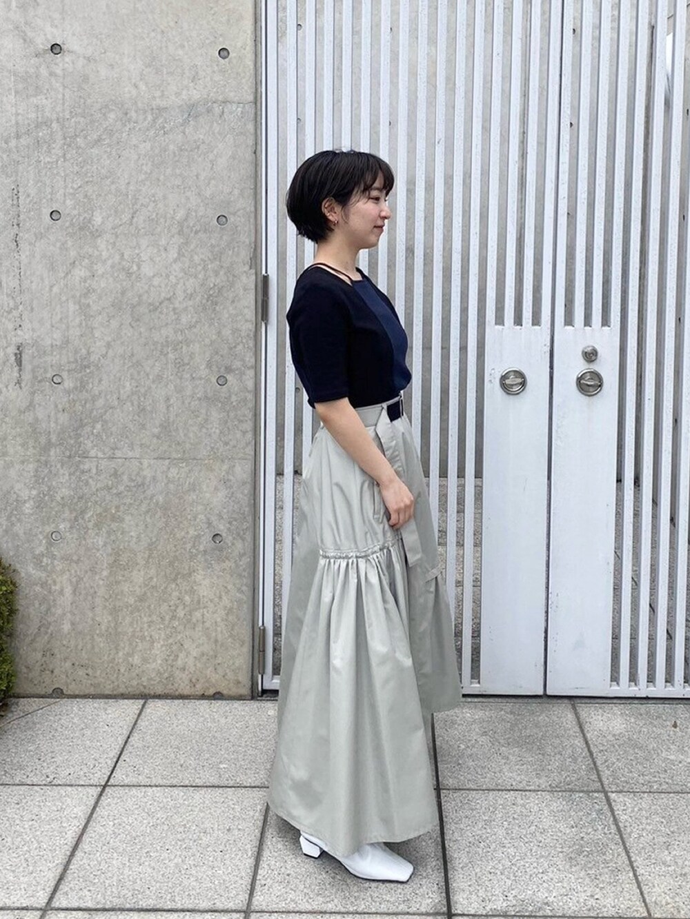 ブラック系のTシャツ/カットソーを着用したレディースの春コーディネートの4枚目の写真