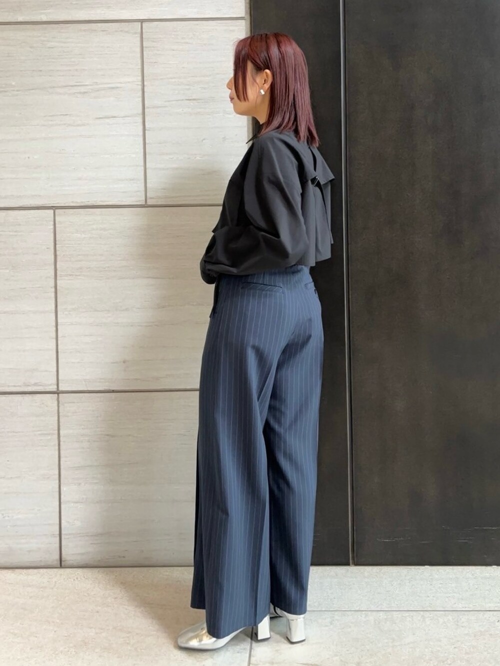 ブラック系のシャツ/ブラウス、その他のスラックスを着用したレディースの春コーディネートの2枚目の写真