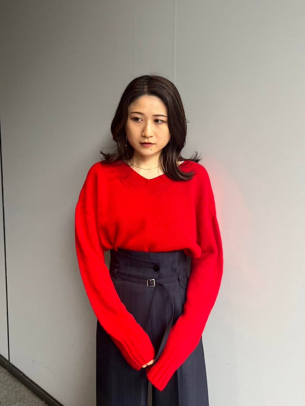 レッド系のニット/セーター、その他のその他パンツを着用したレディースの秋コーディネートの4枚目の写真