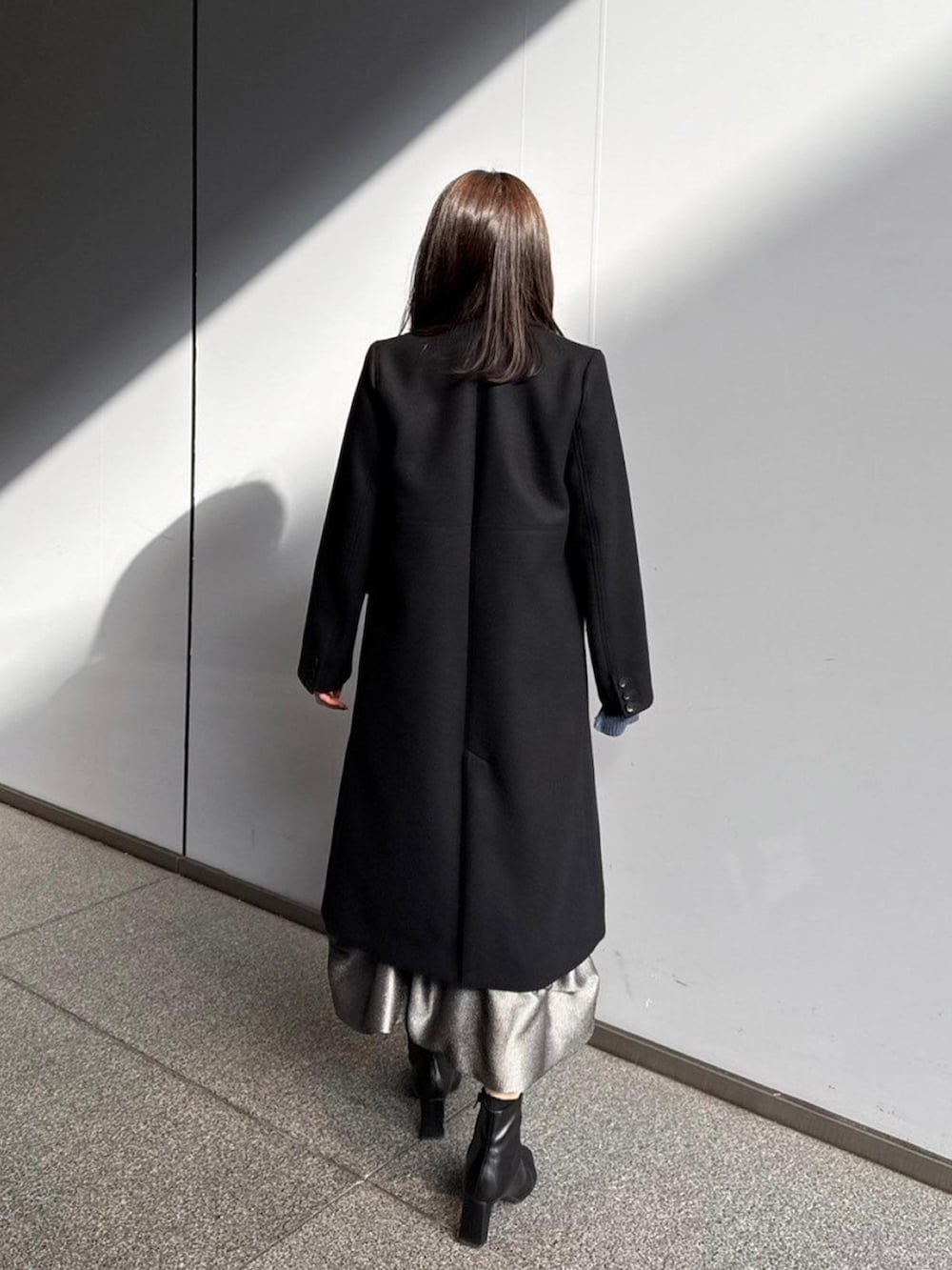 「UNITED TOKYOのネオカシミヤ混レイルボクシーコート（チェスターコート、ブラック系）」を使った、UNITED TOKYO STAFFさん（レディース・158cm）の秋コーディネートの3枚目の写真