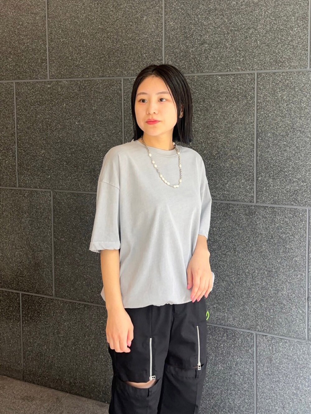 グレー系のTシャツ/カットソー、ブラック系のその他パンツを着用したレディースの夏コーディネートの4枚目の写真