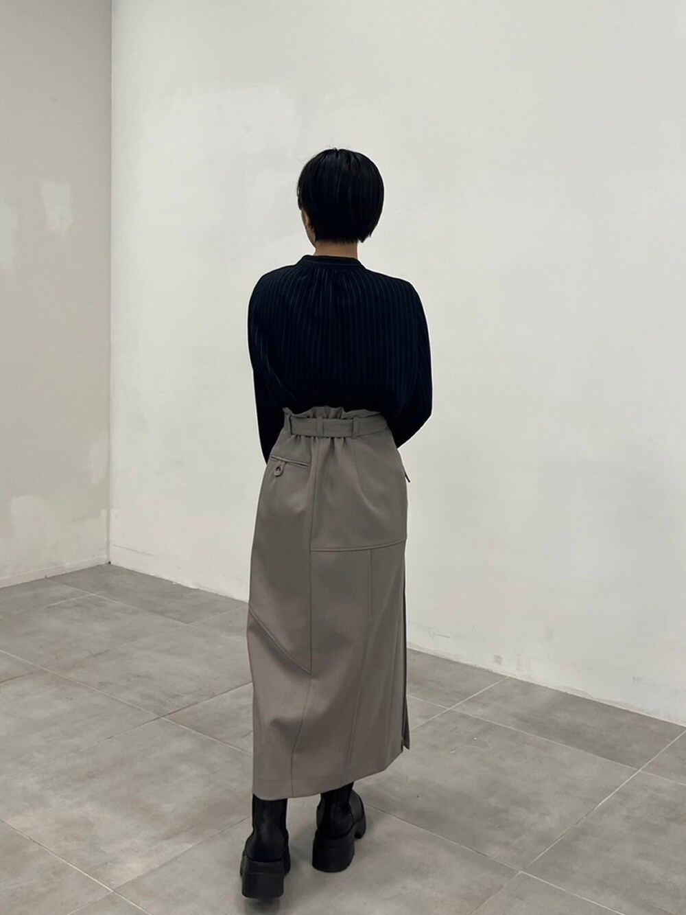 ブルー系のシャツ/ブラウス、グレー系のスカートを着用したレディースの秋コーディネートの3枚目の写真