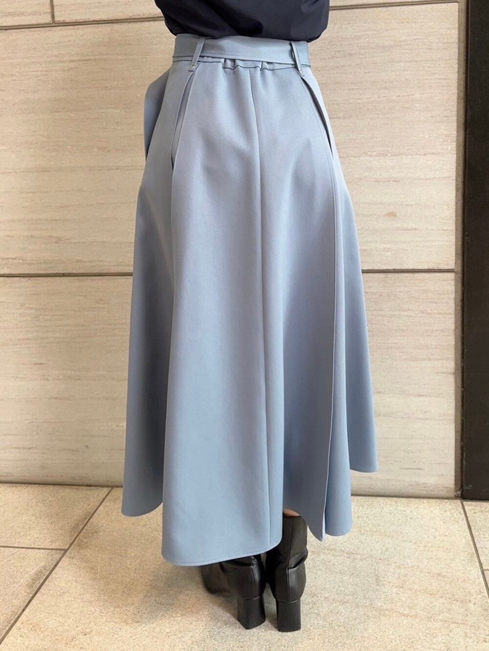 ブルー系のシャツ/ブラウス、ブルー系のスカートを着用したレディースの春コーディネートの8枚目の写真