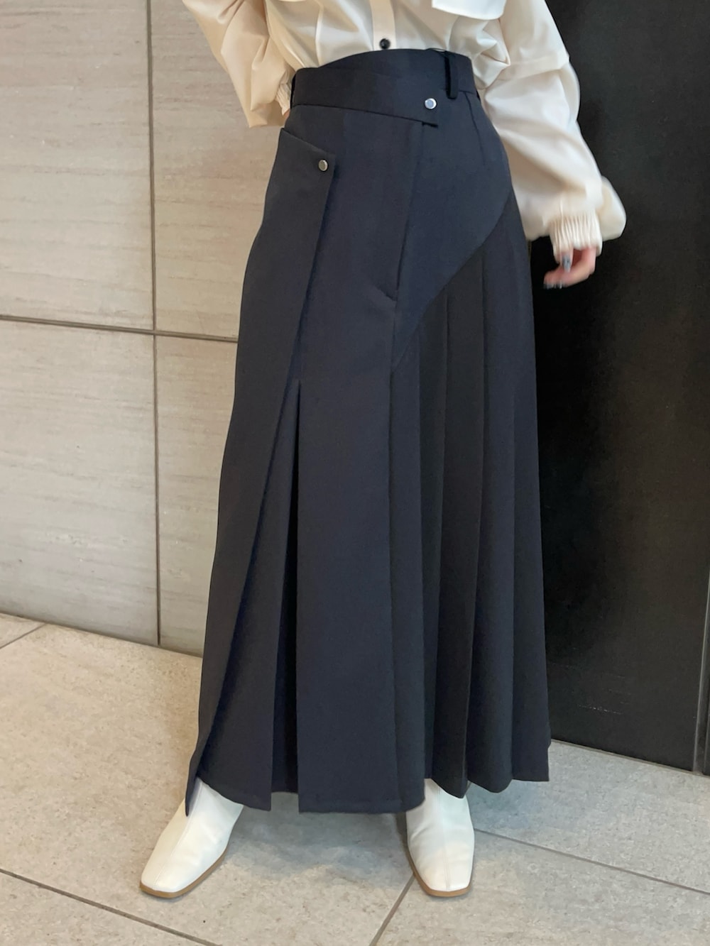 ベージュ系のシャツ/ブラウス、ブラック系のスカートを着用したレディースの春コーディネートの4枚目の写真