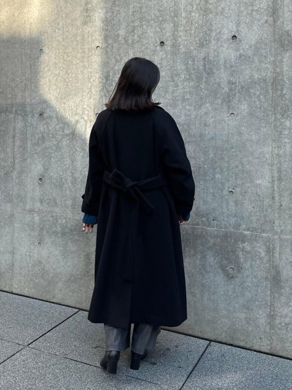 「UNITED TOKYOの【WEB限定】2wayステンコート（ステンカラーコート、ブラック系）」を使った、UNITED TOKYO STAFFさん（レディース・161cm）の秋コーディネートの3枚目の写真