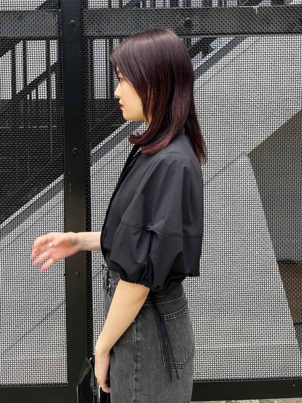 ブラック系のシャツ/ブラウス、ブラック系のデニムパンツを着用したレディースの春コーディネートの7枚目の写真