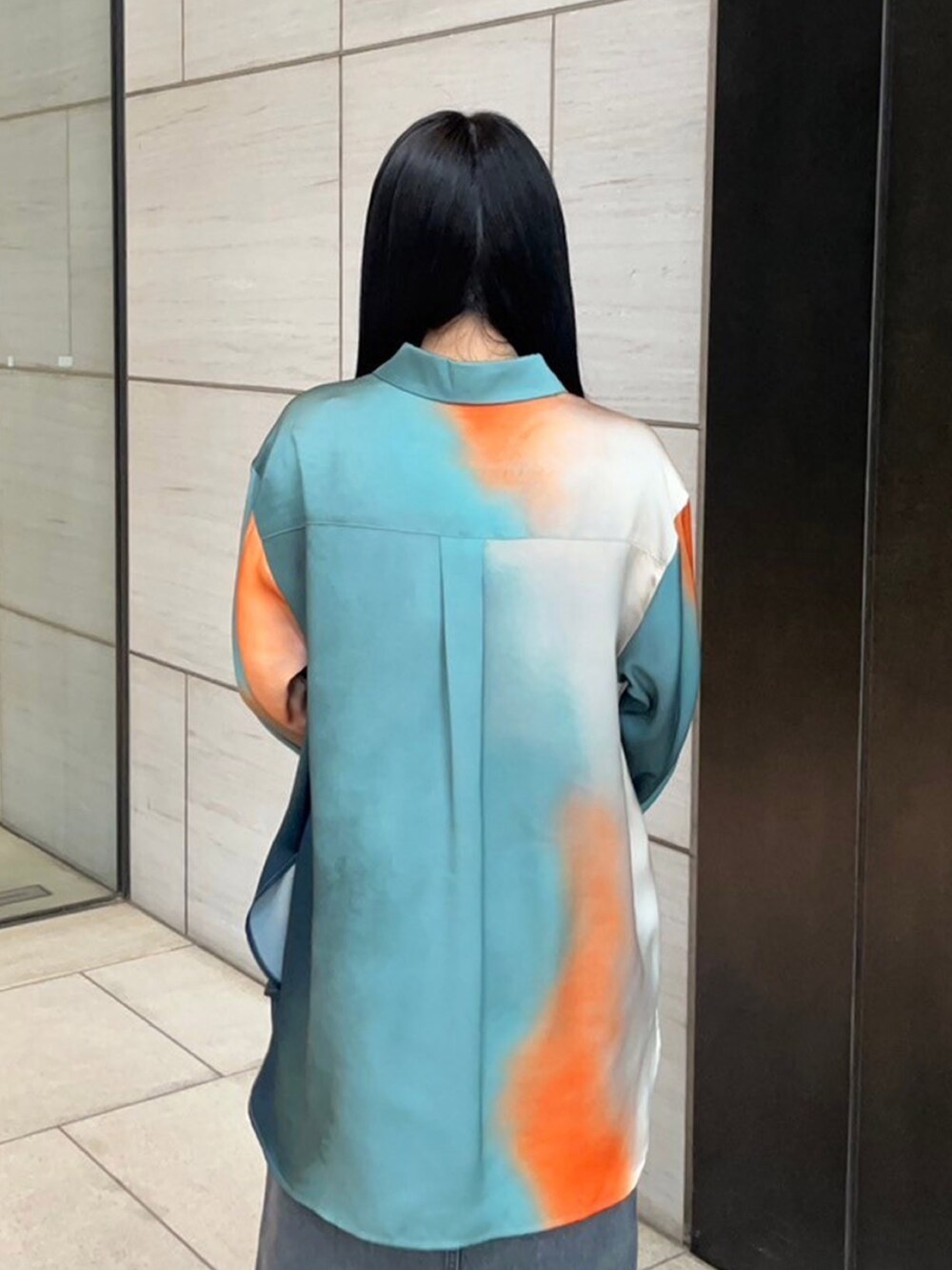 グリーン系のシャツ/ブラウス、ブラック系のデニムスカートを着用したレディースの春コーディネートの6枚目の写真