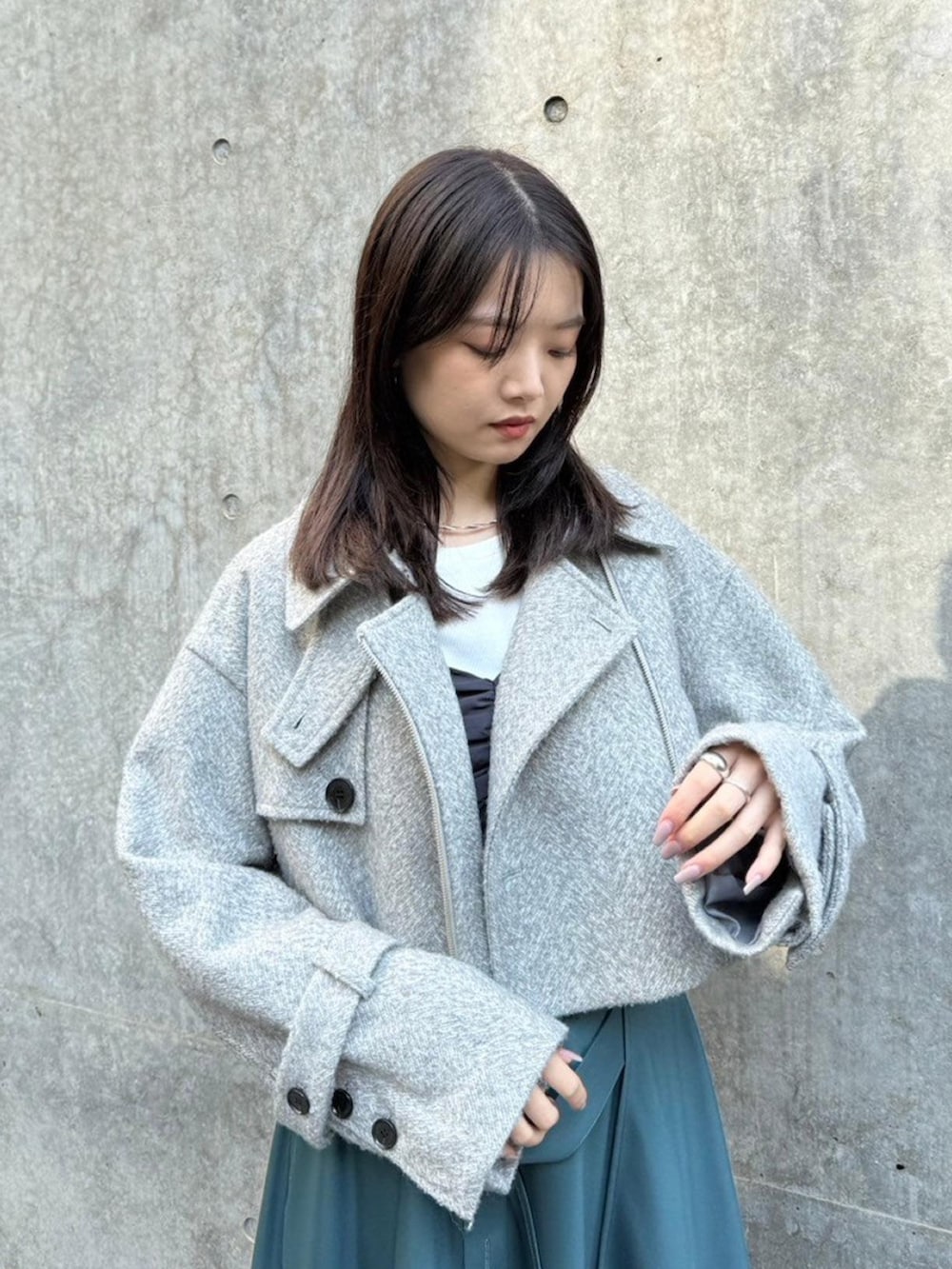 「UNITED TOKYOのヘリンボンウールショートコート（その他アウター、グレー系）」を使った、UNITED TOKYO STAFFさん（レディース・163cm）の秋コーディネートの4枚目の写真