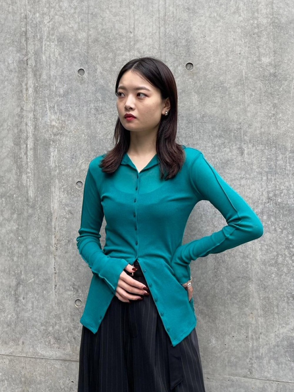 「UNITED TOKYOのフロントボタンシアーカットソー（Tシャツ/カットソー、グリーン系）」を使った、UNITED TOKYO STAFFさん（レディース・163cm）の秋コーディネートの4枚目の写真