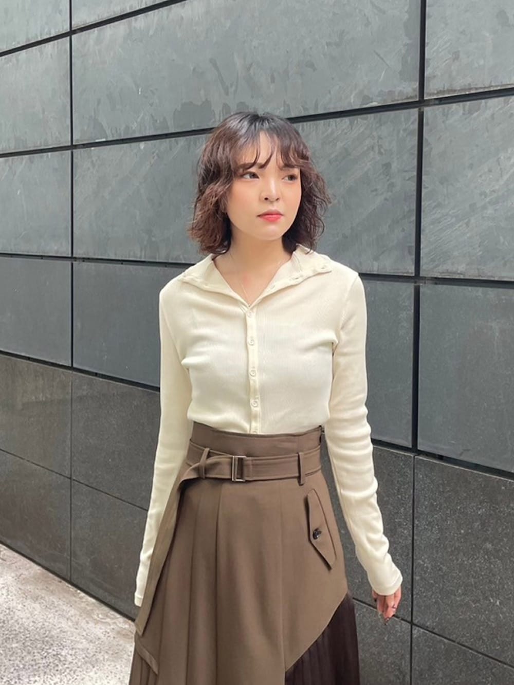 ホワイト系のTシャツ/カットソー、ブラウン系のスカートを着用したレディースの秋コーディネートの4枚目の写真